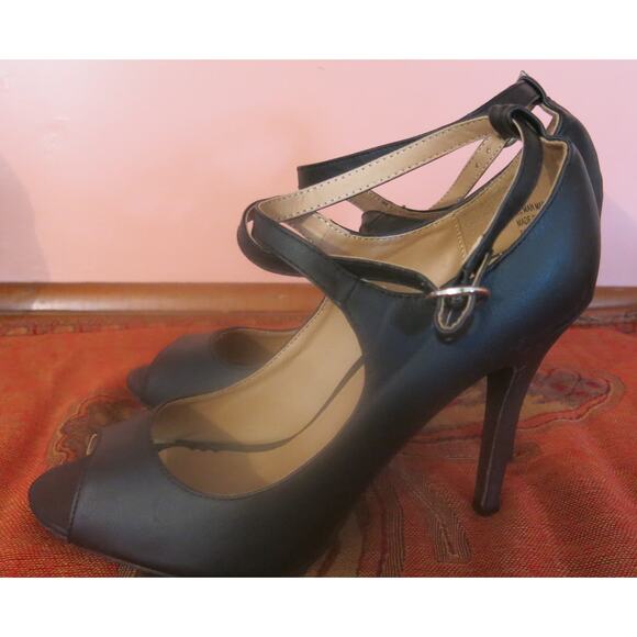 HOT TOMATO Stilettos Heels Size 7.5M Peep Toe Ankle Strap Black Sexy Party Shoes - Picture 2 of 5